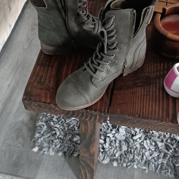 Womans foot wair - Picture 2 of 4